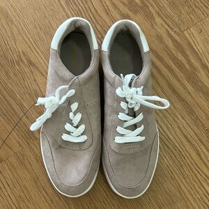 Sneakers in great condition.